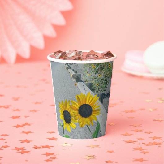 ひまわりの花が道を一緒に歩く。ウェディング 紙コップ (インサイチュ)