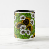 ひまわりの花とデイジー、夏の庭 マグカップ (中央)