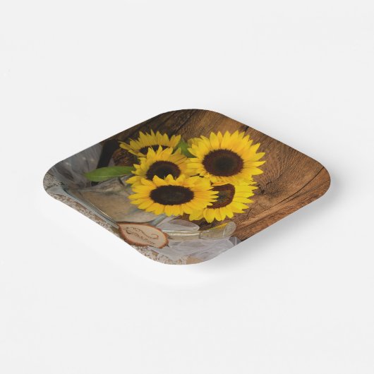 ひまわりの花と庭の散水缶納屋結婚の ペーパープレート (傾斜あり)