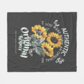 ひまわりの花と蝶グラフィック フリースブランケット (正面(横))