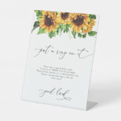 ひまわりの花にリングや輪が書いてある 台座サイン (正面)