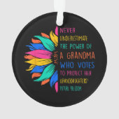 ひまわりの花はおばあちゃんの力を過小評価しない オーナメント (裏面)