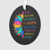 ひまわりの花はおばあちゃんの力を過小評価しない オーナメント (正面)