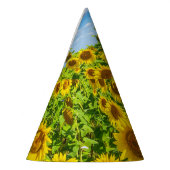 ひまわりの花畑、夏の晴れた日。 パーティーハット (左)