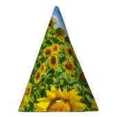 ひまわりの花畑、夏の晴れた日。 パーティーハット (右)