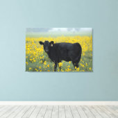 ひまわりの野に黒い子牛 キャンバスプリント (インサイチュ (ウッドフロア))
