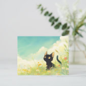ひまわりの野花の夏の草原にいる黒猫 ポストカード (スタンド正面)