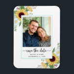 ひまわりエレガントフローラ結婚式の日付保存 マグネット<br><div class="desc">美しいひまわりフローラデザインと写真パーソナライズされたと名前と日結婚付き。あなたの素晴らし来る特別な日のギフト、お願い、または素敵な思い出を作る。デザイン©ロザリンドムーア、さくらんぼレーンデザイン。</div>