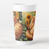 ひまわり付きの眠い太ったオレンジ色の猫 カフェラテマグ (正面)