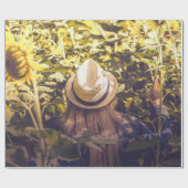 ひまわり畑の横に白い帽子をかぶった人 ラッピングペーパー (フラット)