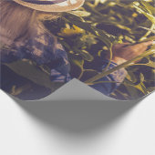 ひまわり畑の横に白い帽子をかぶった人 ラッピングペーパー (角)