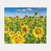 ひまわり畑、夏の晴れた日。 フリースブランケット (正面(横))