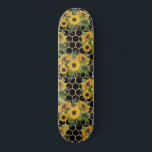 ひまわり花ハニカム花柄(黒) スケートボード<br><div class="desc">このデザインは、黒地に黄色いひまわり花束と金ゴールド六角のハニカム模様を特徴とする。</div>