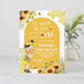 ひまわり蜂蜜ブロンドの女の子最初の蜂の日誕生日 招待状 (スタンド正面)