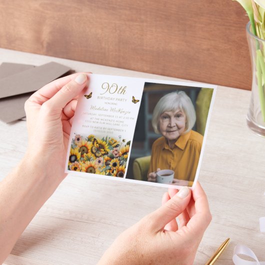 ひまわり蝶ウィメンズ90誕生日 ベラム紙招待状 (ポータブル)