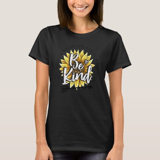 ひまわり親切に広がる優し感動的いモ Tシャツ (正面)
