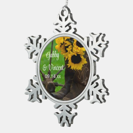 ひま素朴の花とカウボーイブーツ西結婚の スノーフレークピューターオーナメント (右)