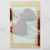 ひもで一緒に結ばれる赤い木のハート 便箋 (正面)