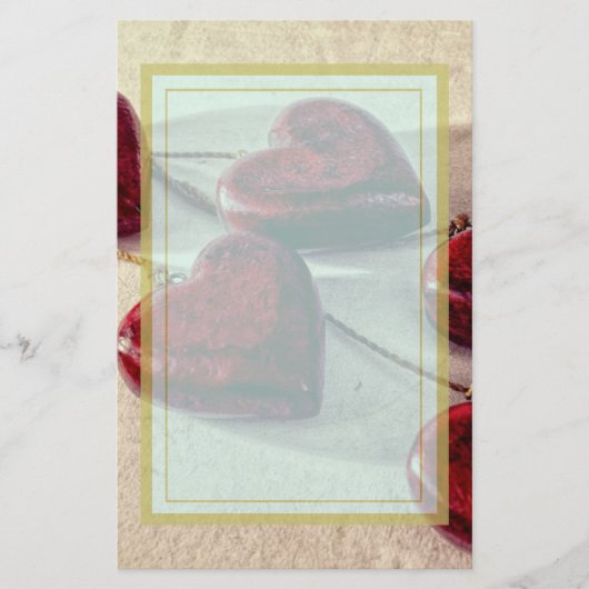 ひもで一緒に結ばれる赤い木のハート 便箋 (正面)