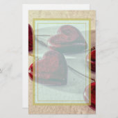 ひもで一緒に結ばれる赤い木のハート 便箋 (正面/裏面)