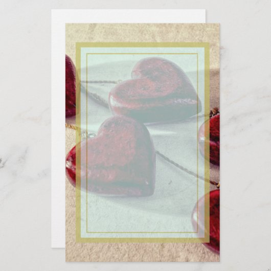 ひもで一緒に結ばれる赤い木のハート 便箋 (正面/裏面)