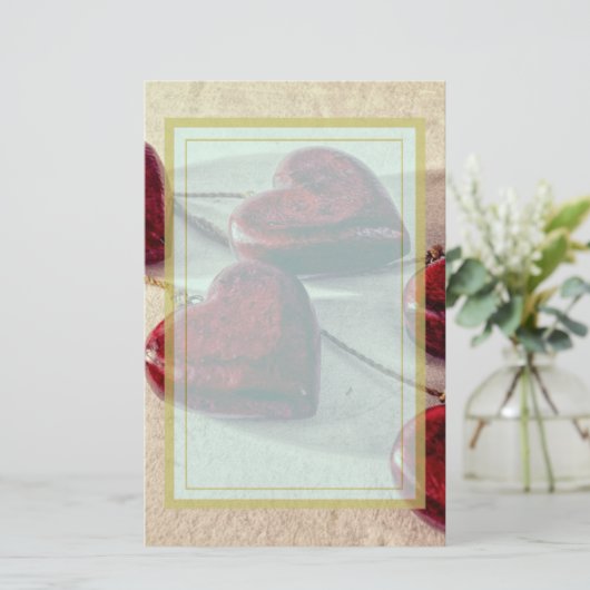 ひもで一緒に結ばれる赤い木のハート 便箋 (スタンド正面)