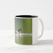 ひよこのコーヒー・マグを持つ水潜り鳥 ツートーンマグカップ (正面右)