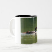 ひよこのコーヒー・マグを持つ水潜り鳥 ツートーンマグカップ (正面左)