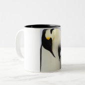 ひよこを見ているコウテイペンギン ツートーンマグカップ (正面左)