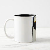 ひよこを見ているコウテイペンギン ツートーンマグカップ (左)