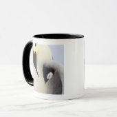 ひよこを見ているコウテイペンギン マグカップ (正面左)