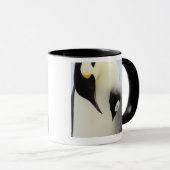 ひよこを見ているコウテイペンギン マグカップ (正面右)