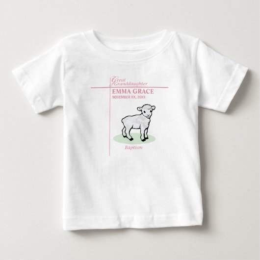 ひ孫の洗礼 ピンクの女の子 子羊 ベビーTシャツ (正面)