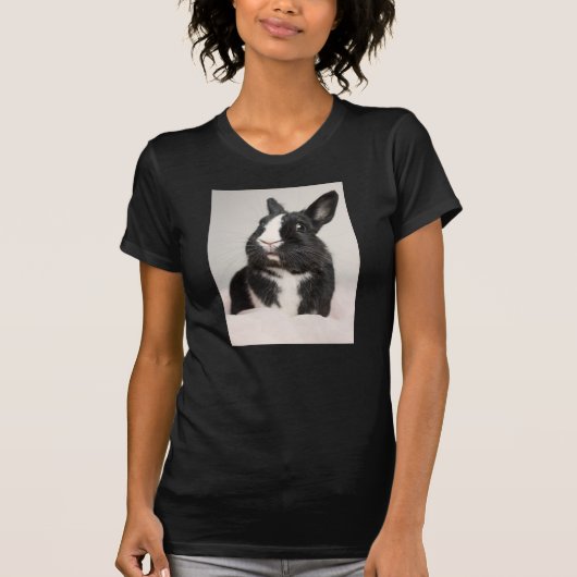 びっくりした黒と白のウサギ Tシャツ (正面)