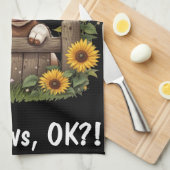 ふくらはぎのひまわりで囲まれたフェンス越しに覗き込む キッチンタオル (四つ折り)