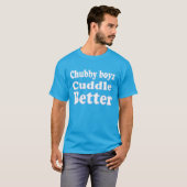 ふっくらボーイズはもっと優しく抱きしめてくれる 面白くてクール Tシャツ (正面フル)
