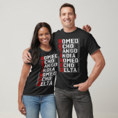 ふりがなアルファベット退職した退役軍人アメリカ国旗Mi Tシャツ (ユニセックス)