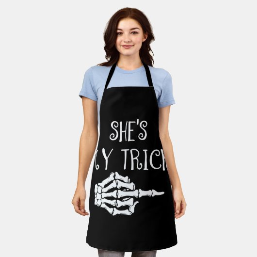 ふれあうカップルのハロウィーン衣装ハイズとハーズ エプロン (着用した状態)