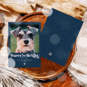 ふわふわで明るい犬の写真 楽しいクリスマス シーズンカード