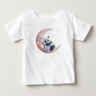ふわふわのお月様で眠るかわいいパンダ ベビーTシャツ