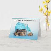 ふわふわのかわいい考え犬のグリーティングカード カード (黄色い花)