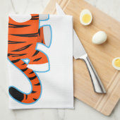 ふわふわのキッチンタオルに乗ったかわいい漫画の虎 キッチンタオル (四つ折り)