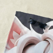 ふわふわのピンクと白い子犬 ビーチタオル (インサイチュ)