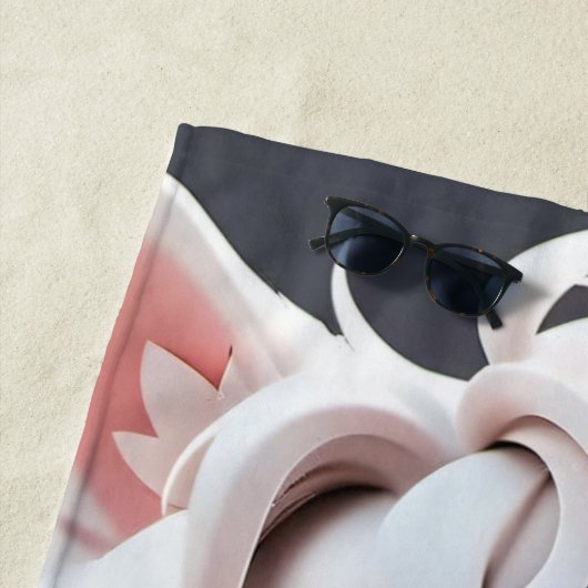 ふわふわのピンクと白い子犬 ビーチタオル (インサイチュ)