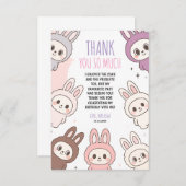 ふわふわの人形パステルバニーテーマの誕生日 サンキューカード (正面/裏面)