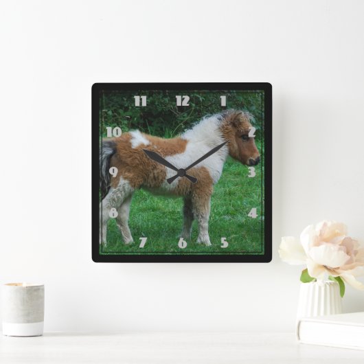 ふわふわの可愛らしいダートモアポニー スクエア壁時計 (ホーム)