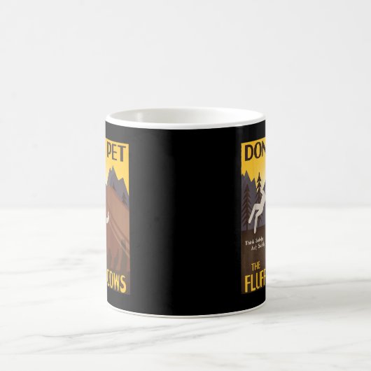 ふわふわの牛のバイソン・バッファローを愛撫してはいけない コーヒーマグカップ (中央)