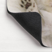 ふわふわの白いカーペットの上で眠る子猫 マウスパッド (コーナー)