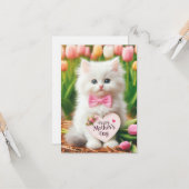 ふわふわの白い子猫がチューリップの花畑にいる母の日 カード (正面/裏面インサイチュ)