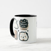 ふわふわの白い羊 – "深いの考え後"かわいい マグカップ (正面左)